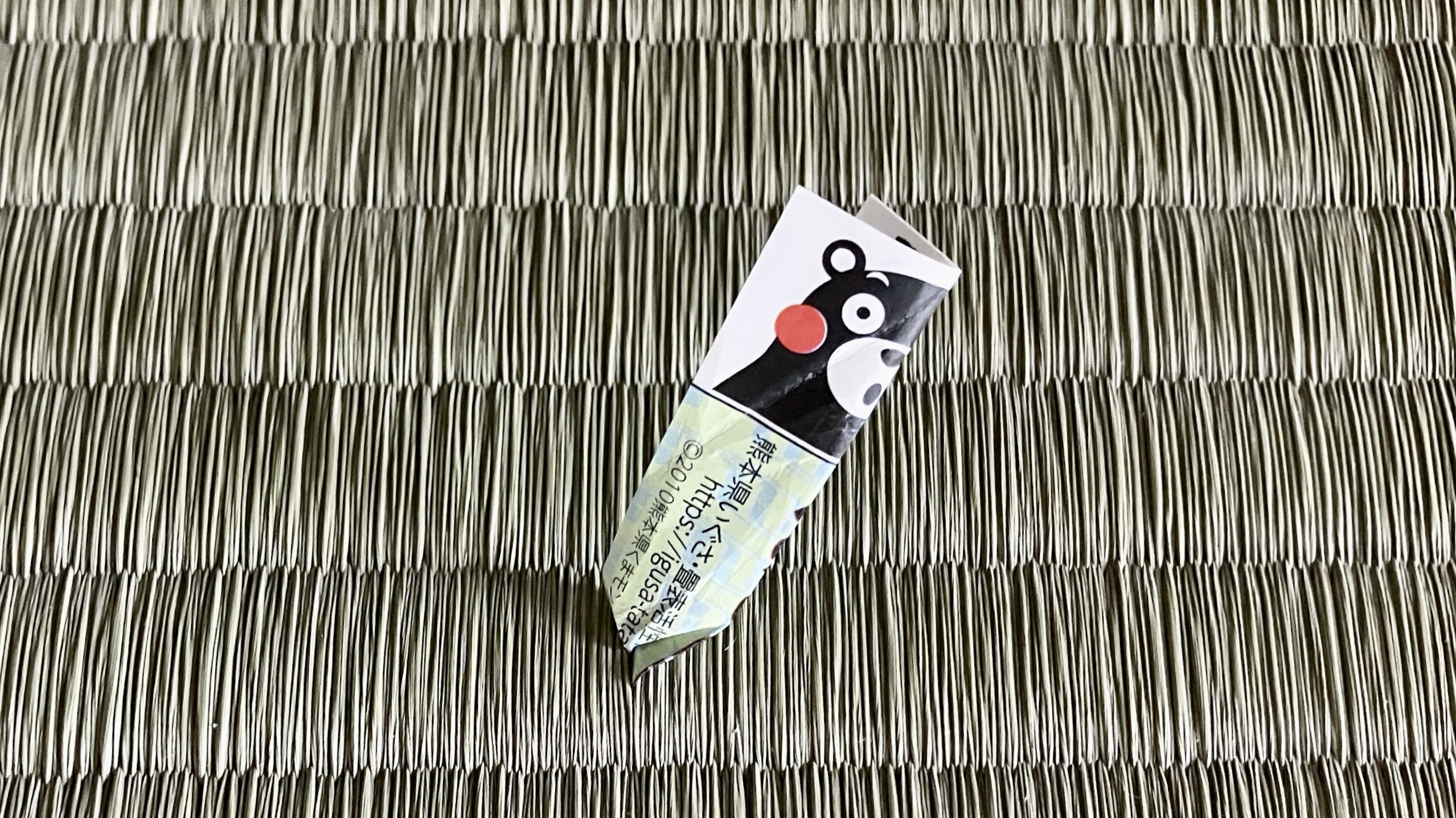 熊本県八代産の畳表に差し込まれた生産者の名前が明記された安心のＱＲコード付きタグの紹介写真｜佐藤畳工業
