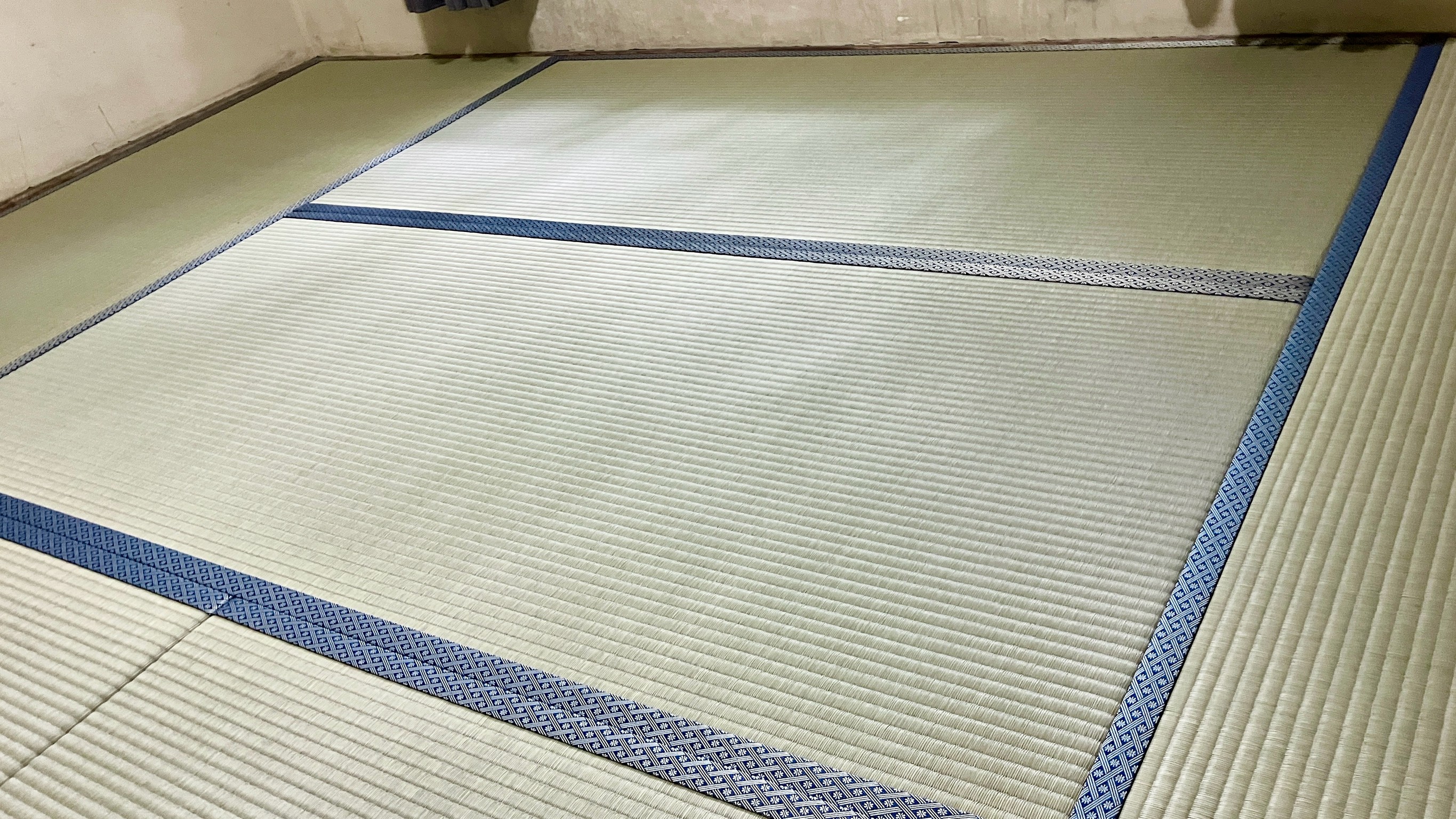 一級畳技能士の手仕事によってお部屋の四隅まで隙間なくピシッと美しくお仕立てが完了した新畳6畳間の完成写真｜佐藤畳工業