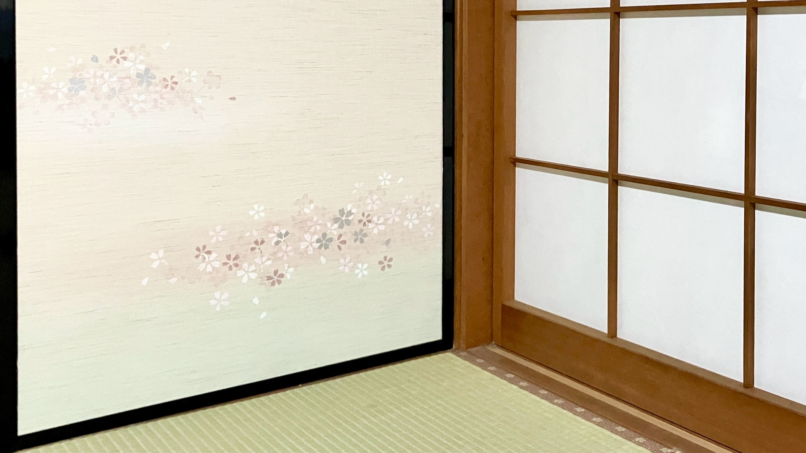 淡い伝統柄が美しい高級襖と真っ白に張り替えられた障子戸に瑞々しい国産畳が調和する美しい和室空間の施工写真｜佐藤畳工業