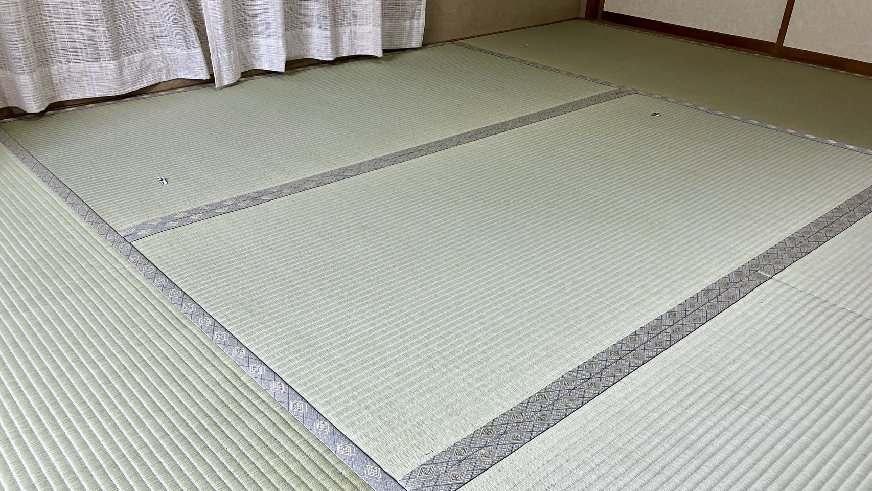 日焼けした古い和室から見事に生まれ変わり滑らかで隙間なくミリ単位の狂いもなく敷き込み完了した和室6畳間の納品完了写真｜佐藤畳工業