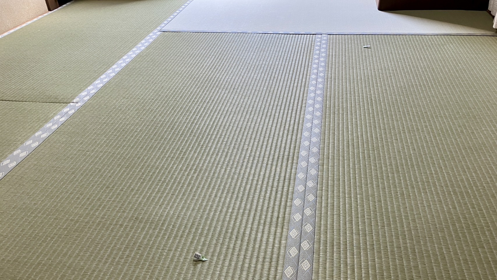 手前から奥へ向かって国産天然い草ならではの瑞々しい極上のツヤと上品な光沢が美しく波打つレジェンド早川猛氏の熟成ひのさくら畳の納品写真｜佐藤畳工業
