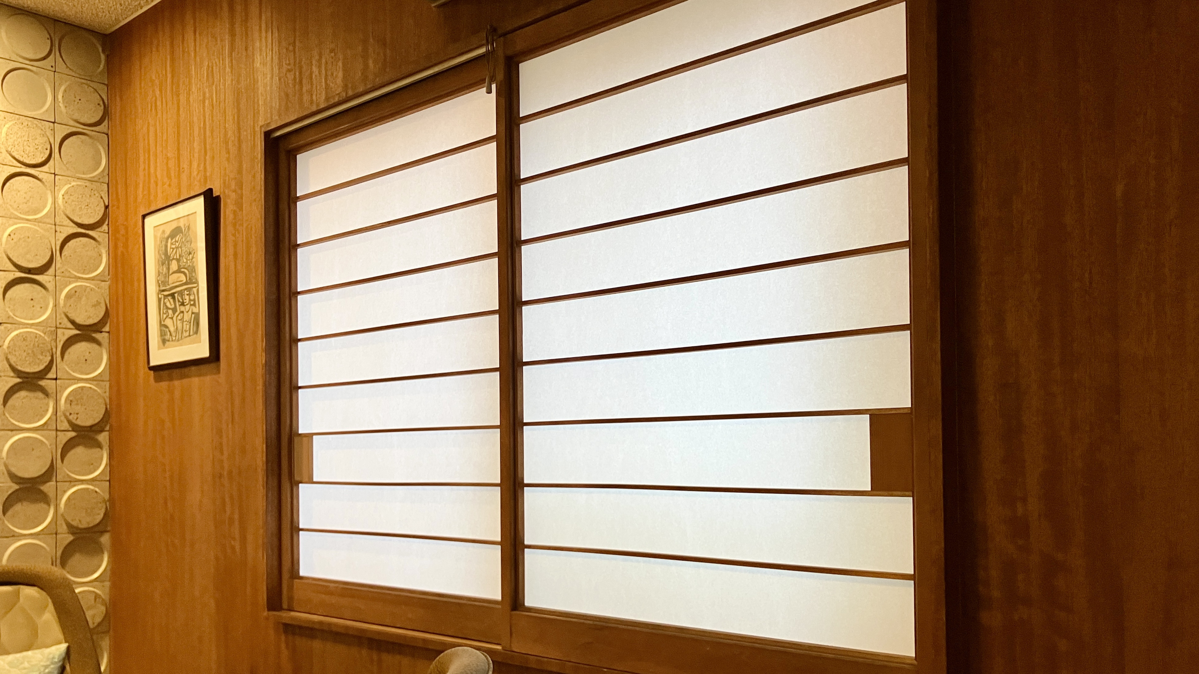 木の温もりあふれる壁に真っ白な障子が1ミリの狂いもなくピタッと建て付け調整されて収まった納品完了写真｜佐藤畳工業