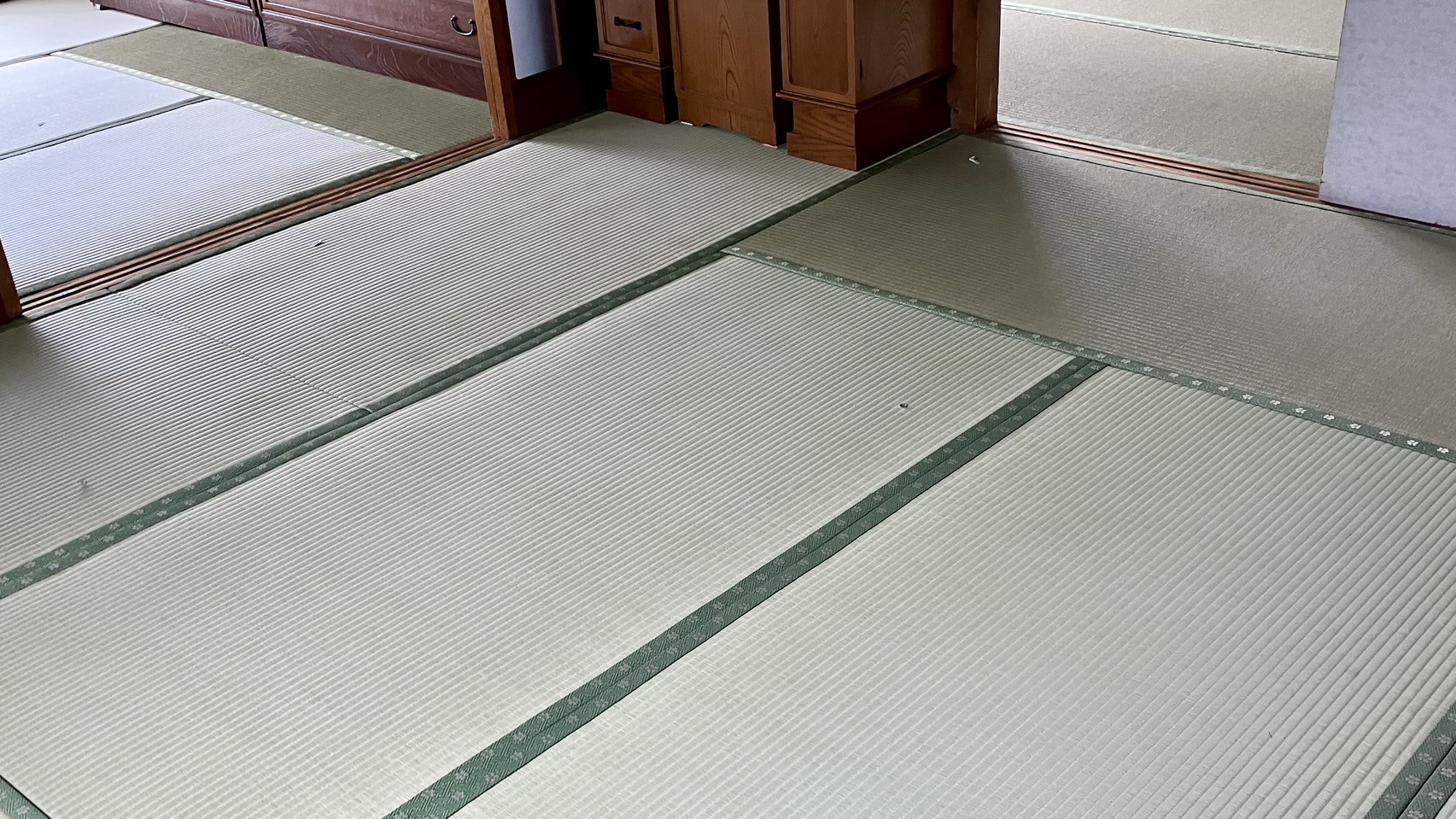 2階にある3部屋全ての敷き込みが美しく完了した8畳・6畳・6畳の合計20畳の広大な和室の施工済み風景写真｜佐藤畳工業
