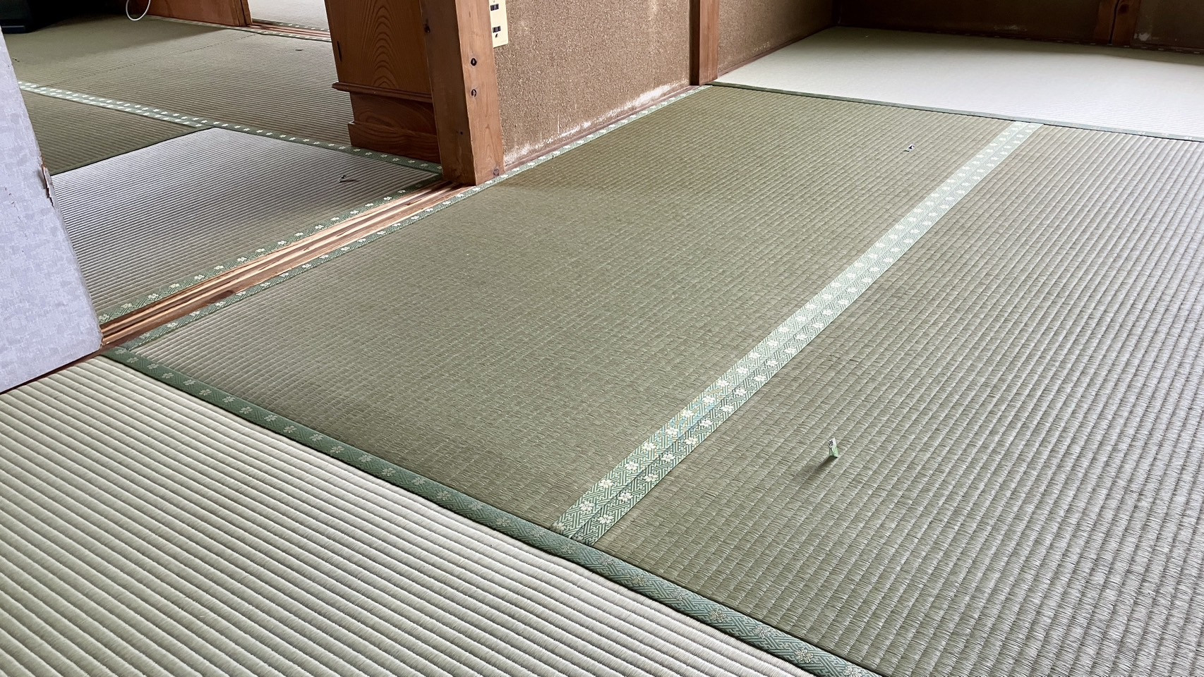 隣り合う和室同士の畳縁おもてなしNo10がピシッと美しく繋がり敷き込みが完了した別の角度からの施工済み写真｜佐藤畳工業