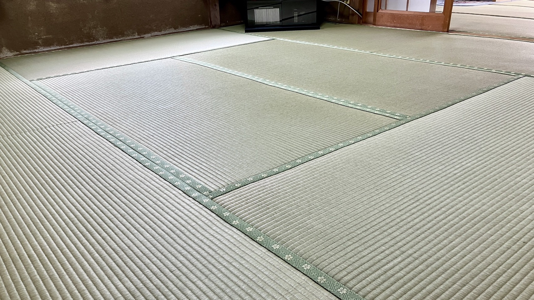 すべてのタグを綺麗に抜きお引き渡し直前となったミリ単位の狂いもない完全無欠の美しい仕上がり写真｜佐藤畳工業