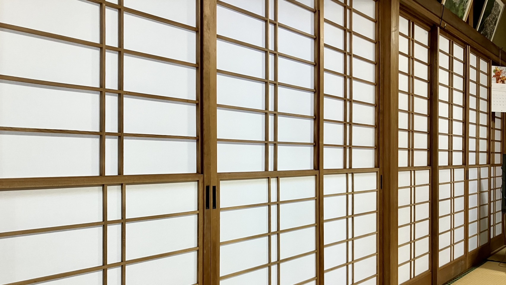 和室4部屋にまたがり新築のように真っ白で清々しい光が美しく広がっている障子施工済み完成写真｜佐藤畳工業