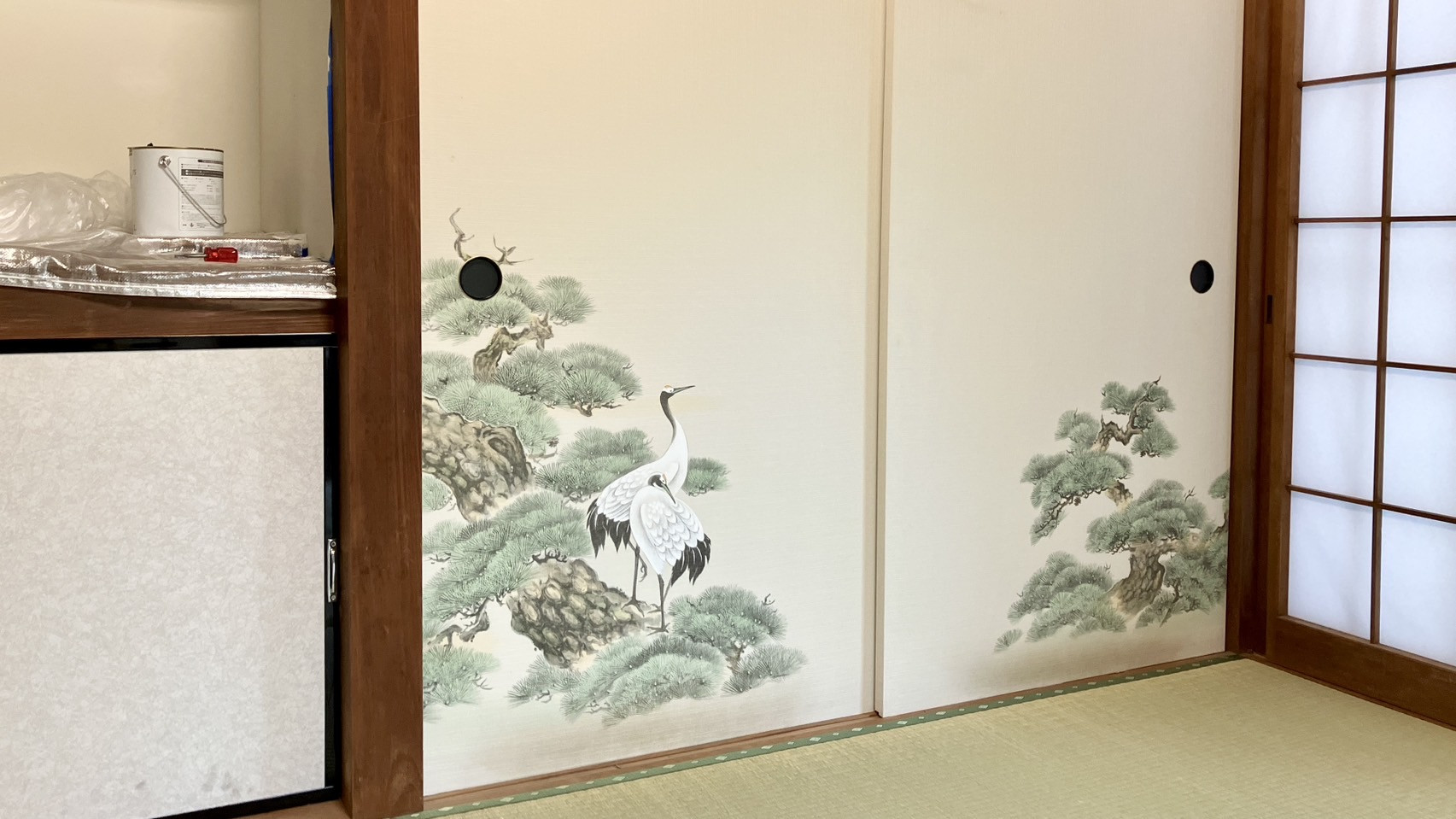 海外出身のご夫婦から支給された伝統的な松と鶴が描かれた高級襖紙で美しく張り替えられた襖の仕上がり写真｜佐藤畳工業