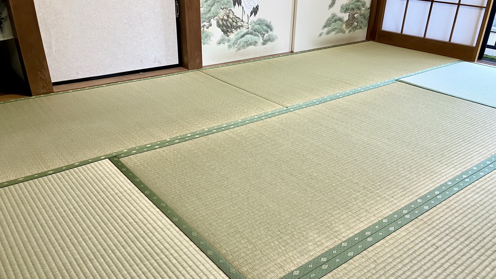 熊本産ひのみどり綿々と高級畳縁暮四季No.90で美しく表替えされた、伝統的な松と鶴の襖が調和する格調高い6畳間の全景写真｜佐藤畳工業