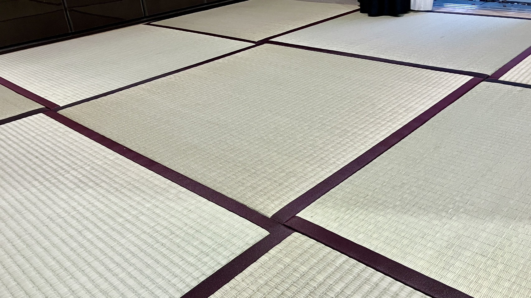 全ての畳の角が1ミリの狂いもなくピタッと美しく直角に交わっている見事な十文字の職人技写真｜佐藤畳工業