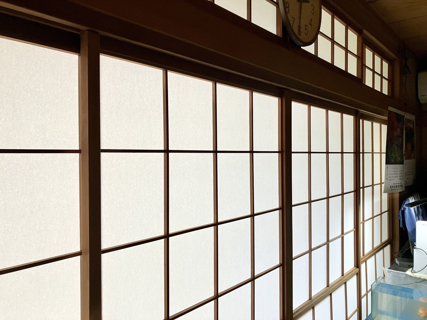 部屋の内側に差し込む優しい自然光で和室全体がパッと明るくリフレッシュされた施工後の雪見障子写真｜佐藤畳工業