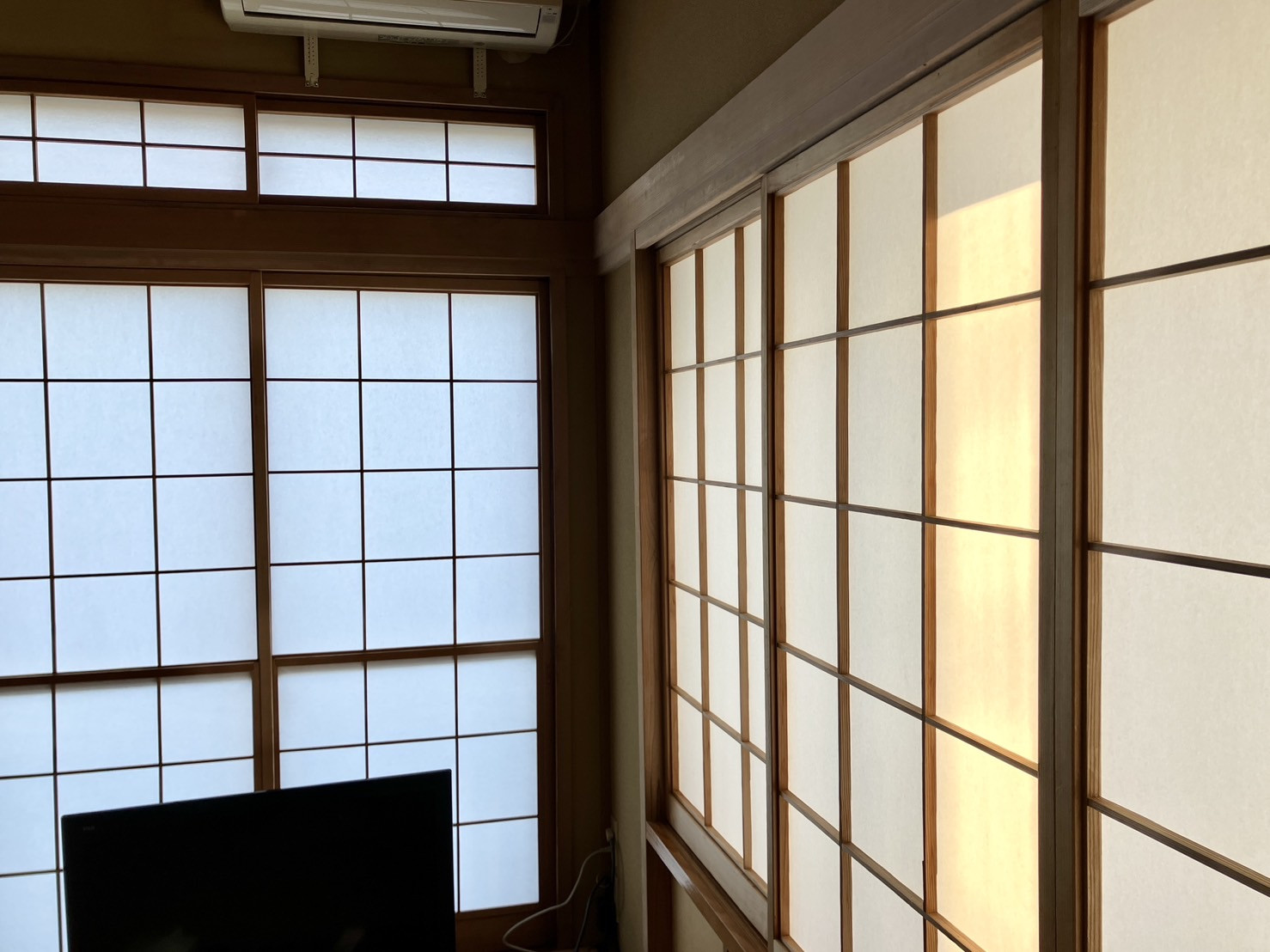 2階の窓辺に寸分の狂いもなく綺麗に収まり清々しい光をお部屋いっぱいに通している障子の施工後写真｜佐藤畳工業