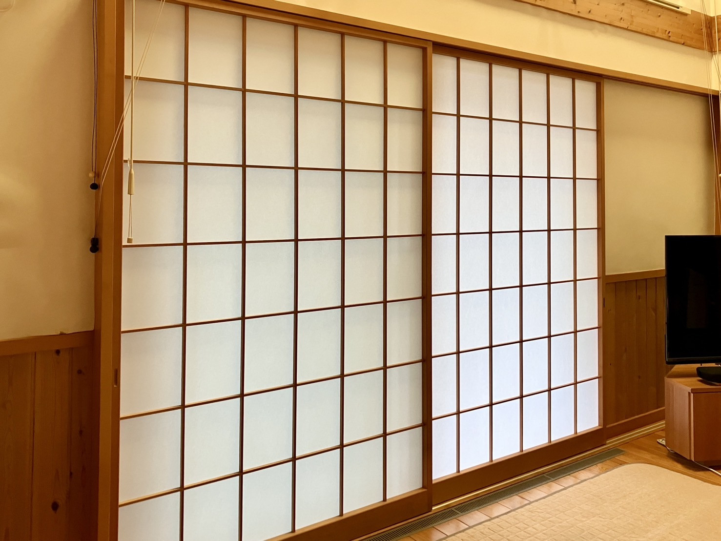 【施工後】高級強化障子紙タフトップがシワ一つなく均一なハリで美しく張り替えられた、大きな巾広障子の納品完了写真｜佐藤畳工業