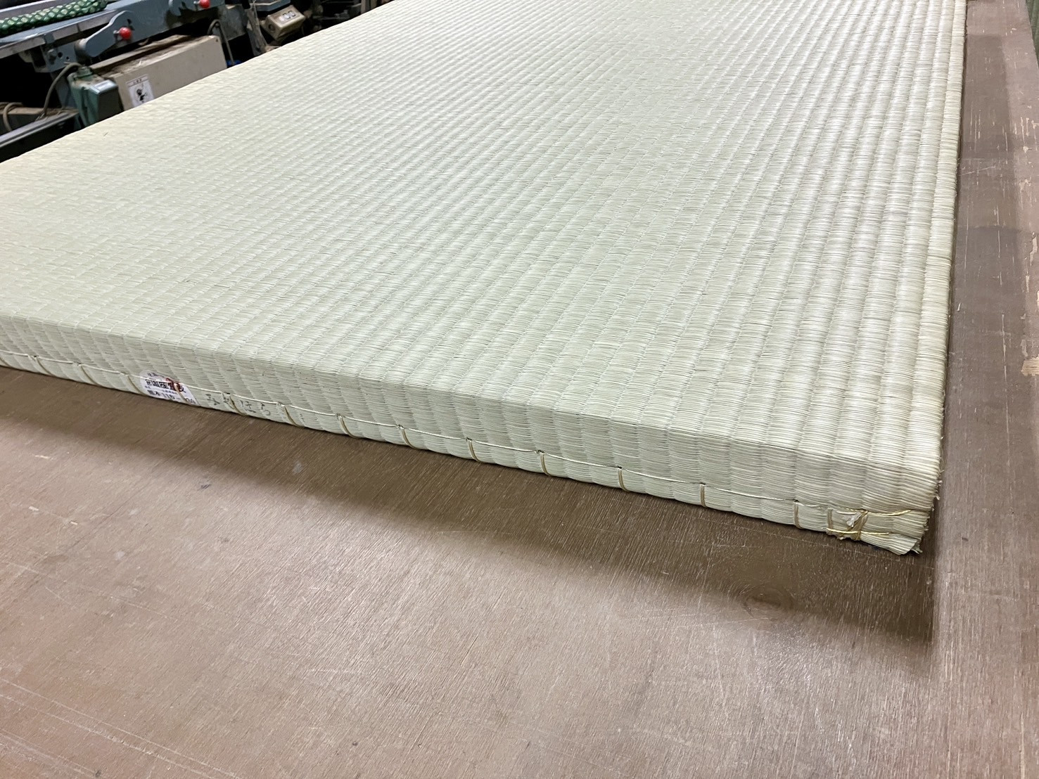 【施工中】長年使っても角が膨らまないように職人の手縫いで締め上げた角の仕上がり写真｜佐藤畳工業