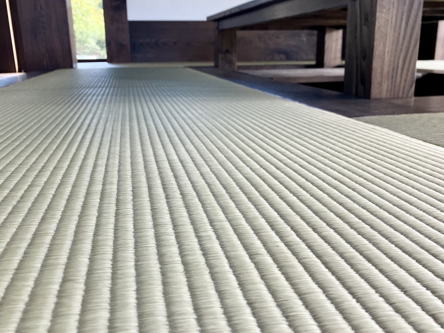 【施工後】どの角度から見てもい草の織り目のハリが均一に整い清々しい自然光を美しく反射している1畳敷き縁なし畳写真｜佐藤畳工業