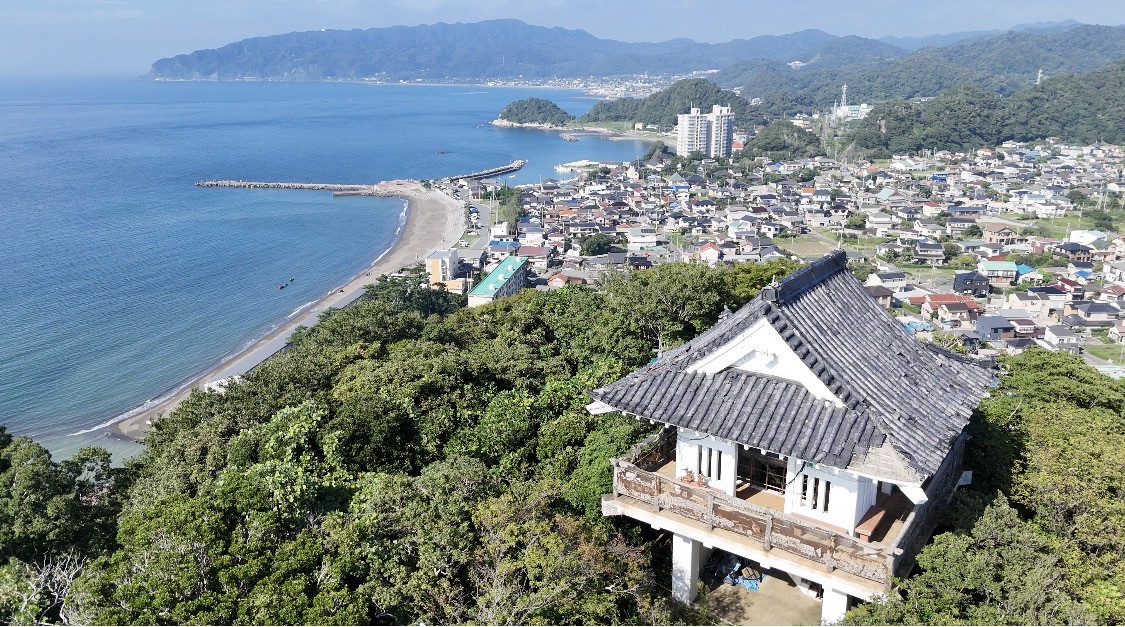 千葉県鋸南町の海岸と街並みを捉えたUMI to YAMAのドローン空撮写真