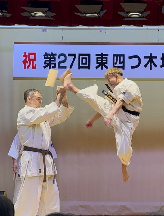 跳び前蹴り（板割り）