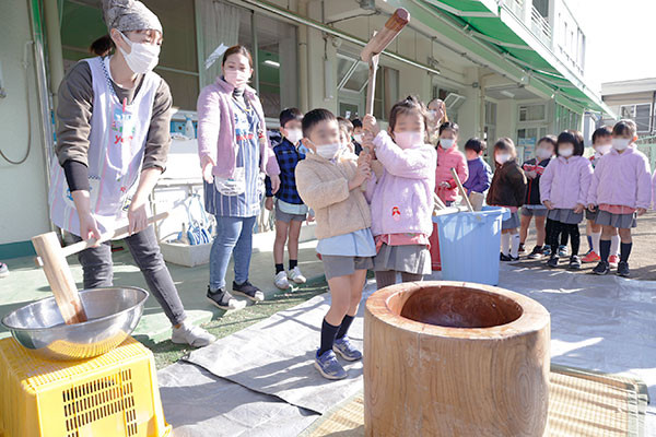 元気に遊べる子　根気よくやりぬく子　素直でおもいやりのある子