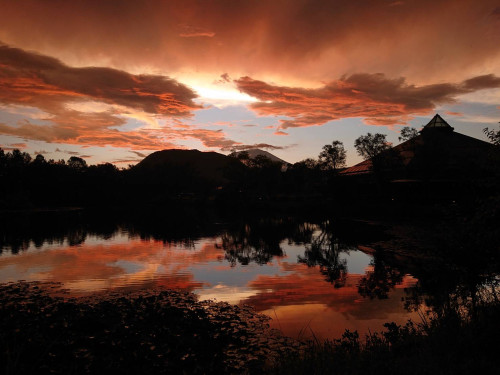 夕焼雲と矢ヶ崎池への映り込み