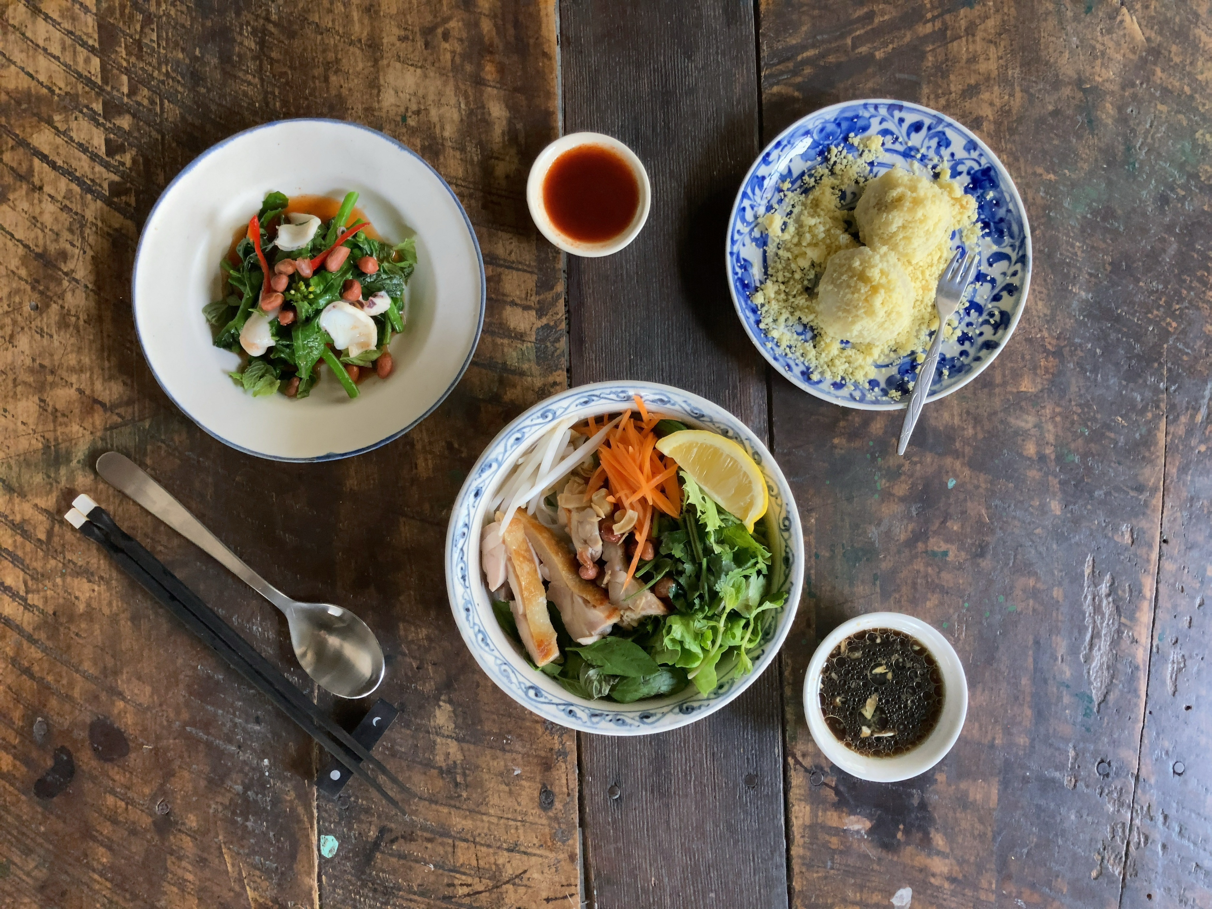 堺八六八ビルにて、　フォーの和え麺、緑豆あんのお餅などのレッスンです。