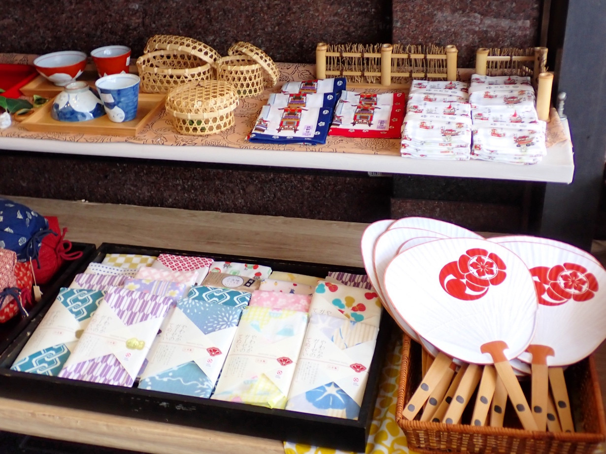 店内の商品だけで８千点以上。いつも宝探し気分でお楽しみいただけます。