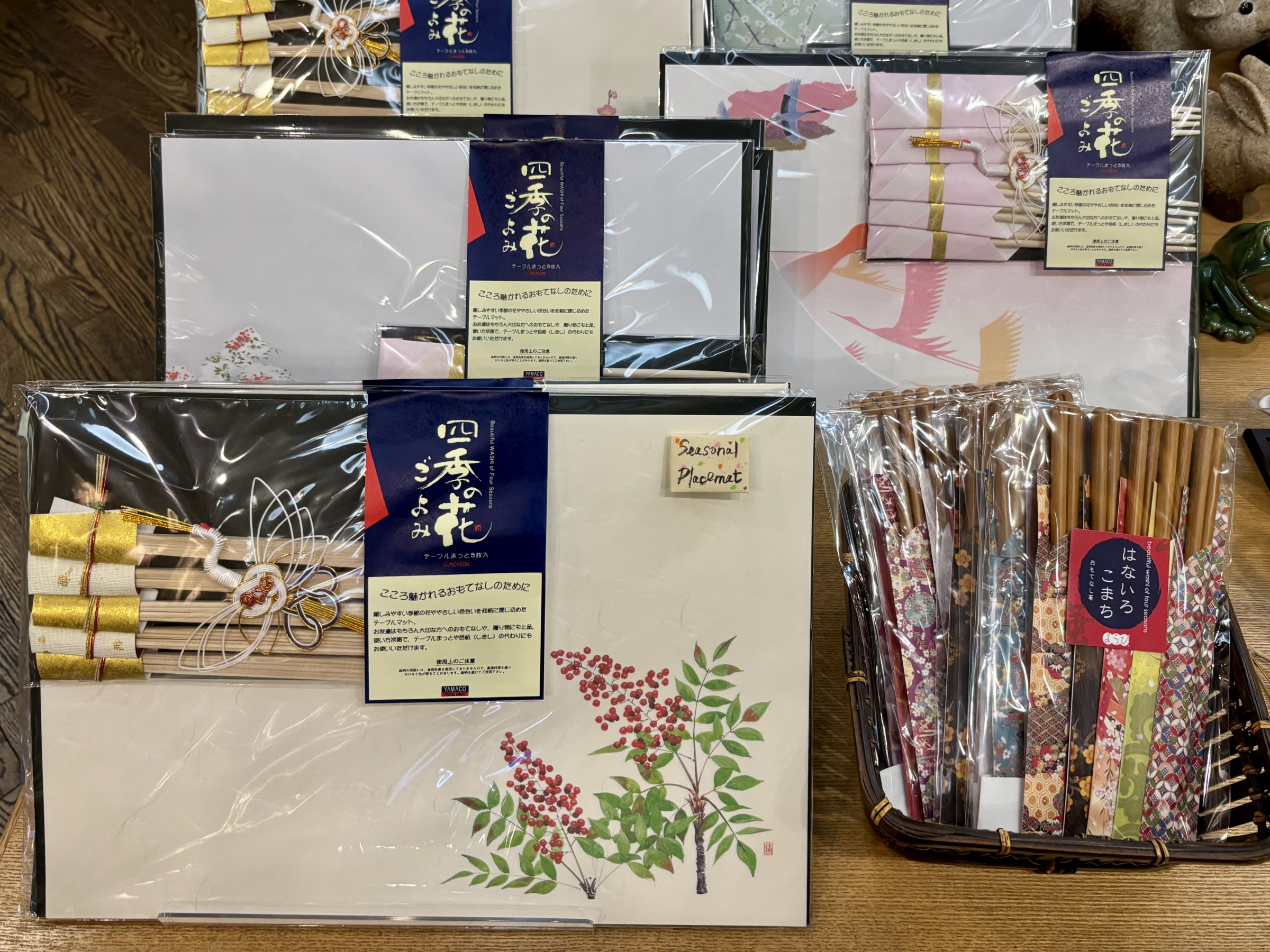 お祝いの食卓を華やかにする箸やマット。