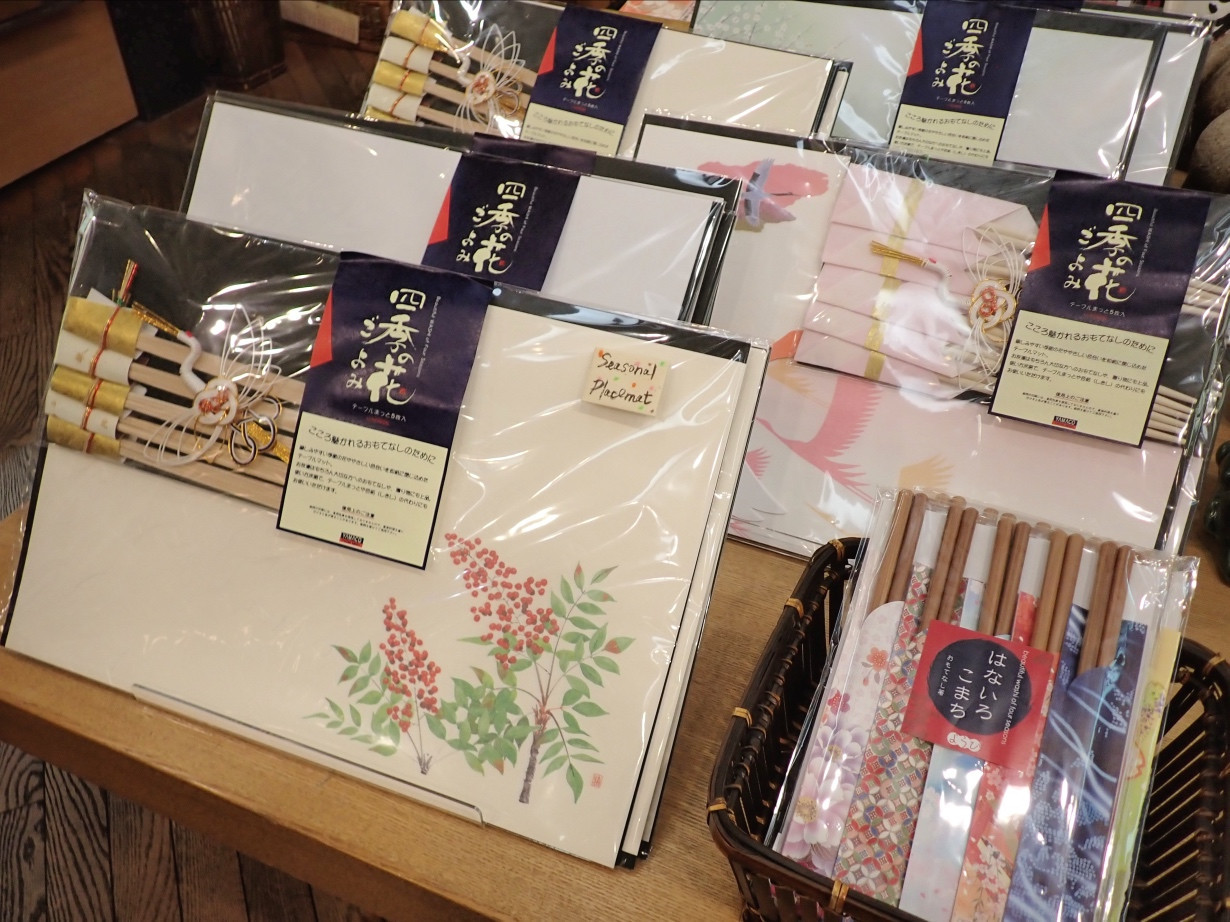 お祝いの食卓を華やかにする箸やマット。