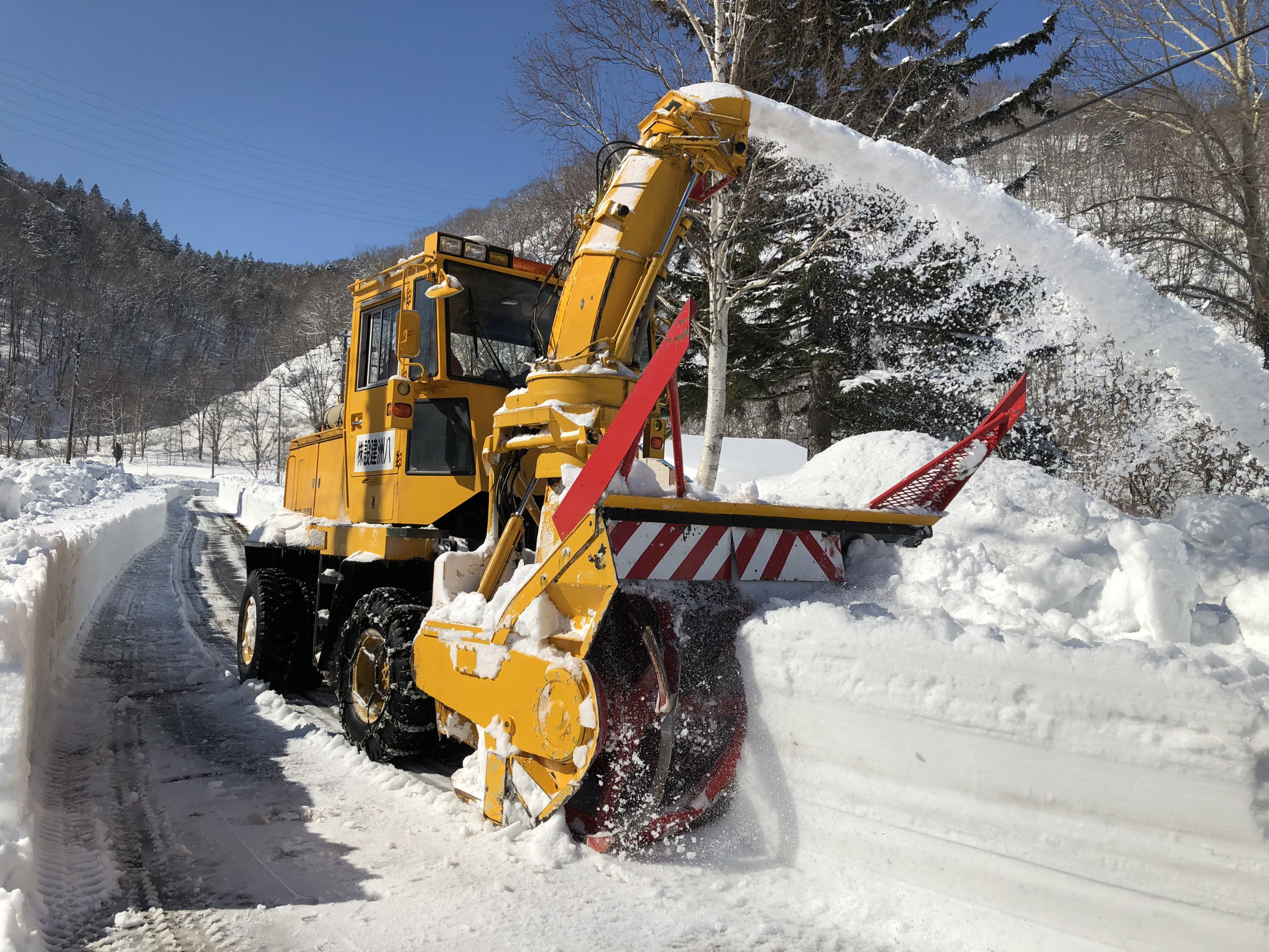 雪割除雪作業（村の道路を除雪しています）