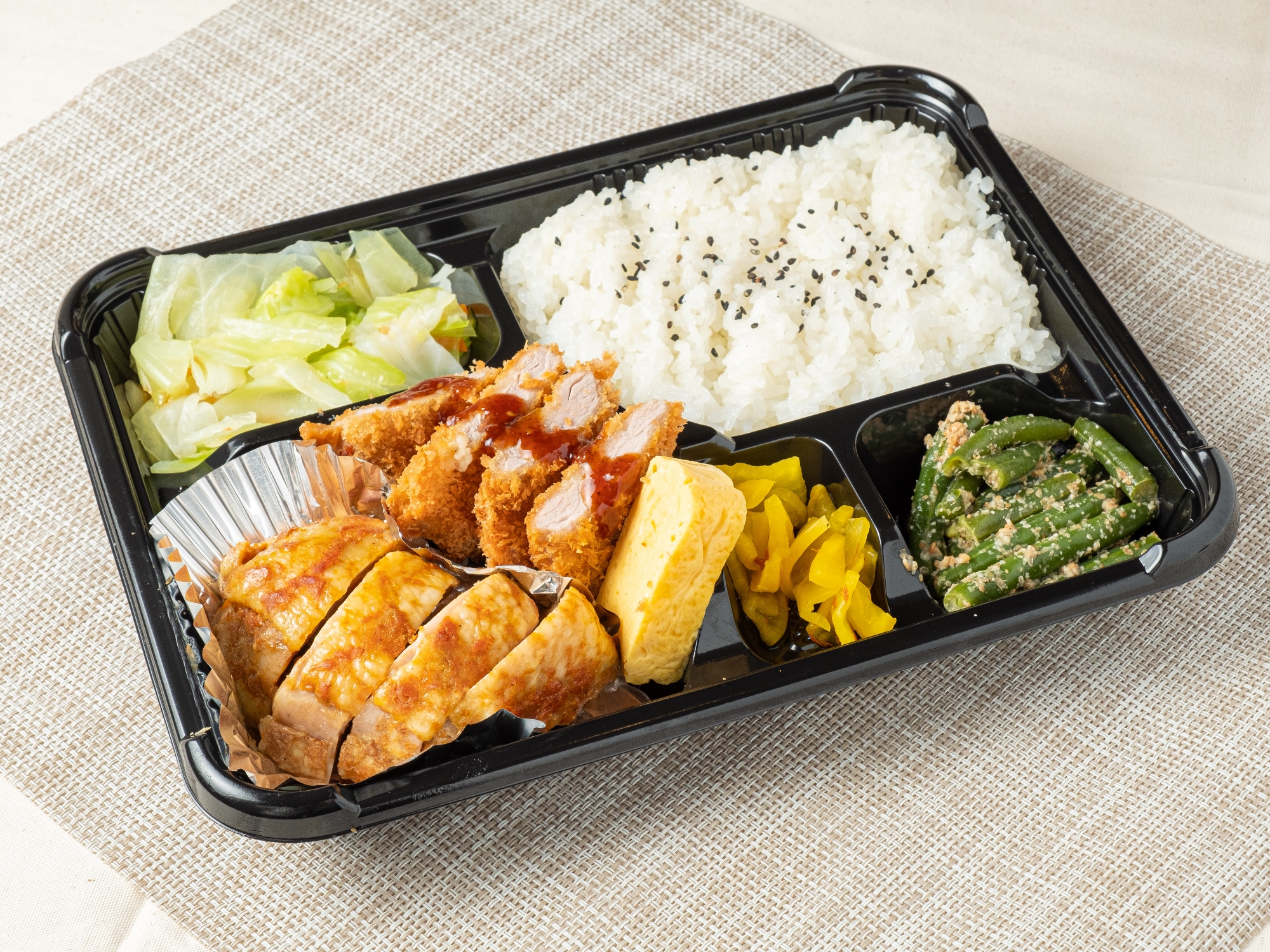 ミニヒレカツとタンドリーチキンの弁当