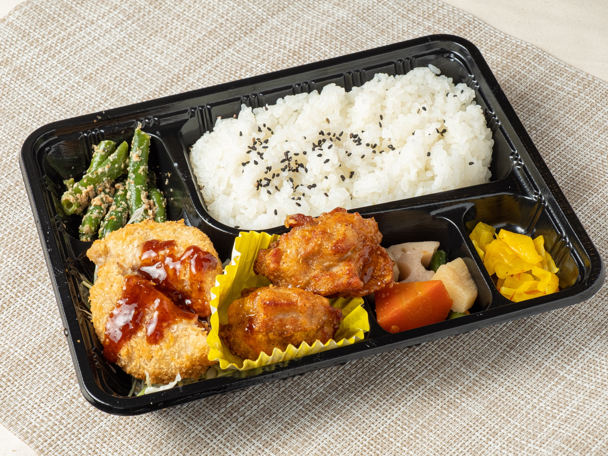 コロッケと唐揚の弁当