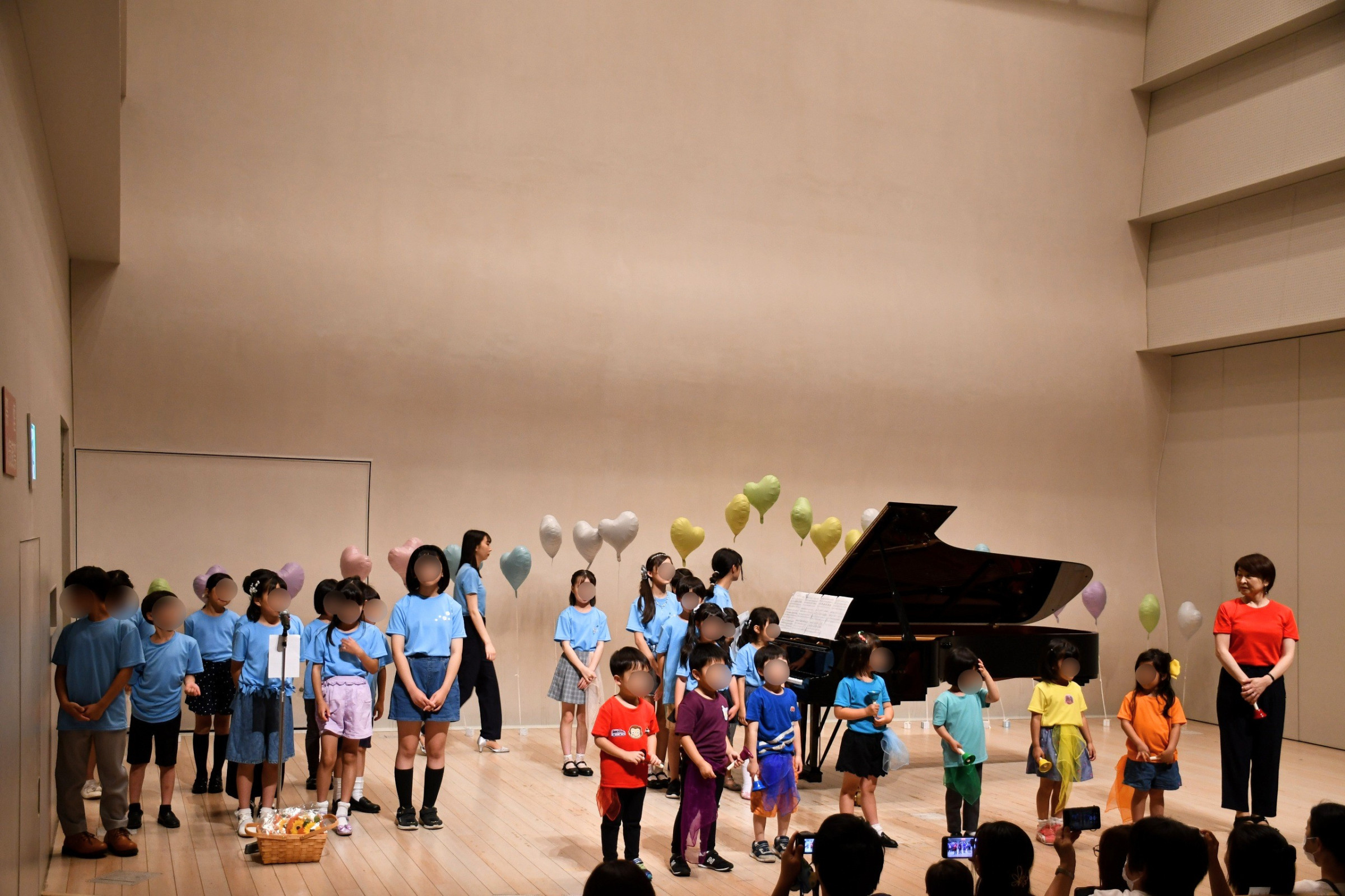 発表会の様子です。いつも生徒さん全員で合奏をしています♪