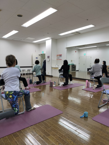 椅子ヨガレッスン
