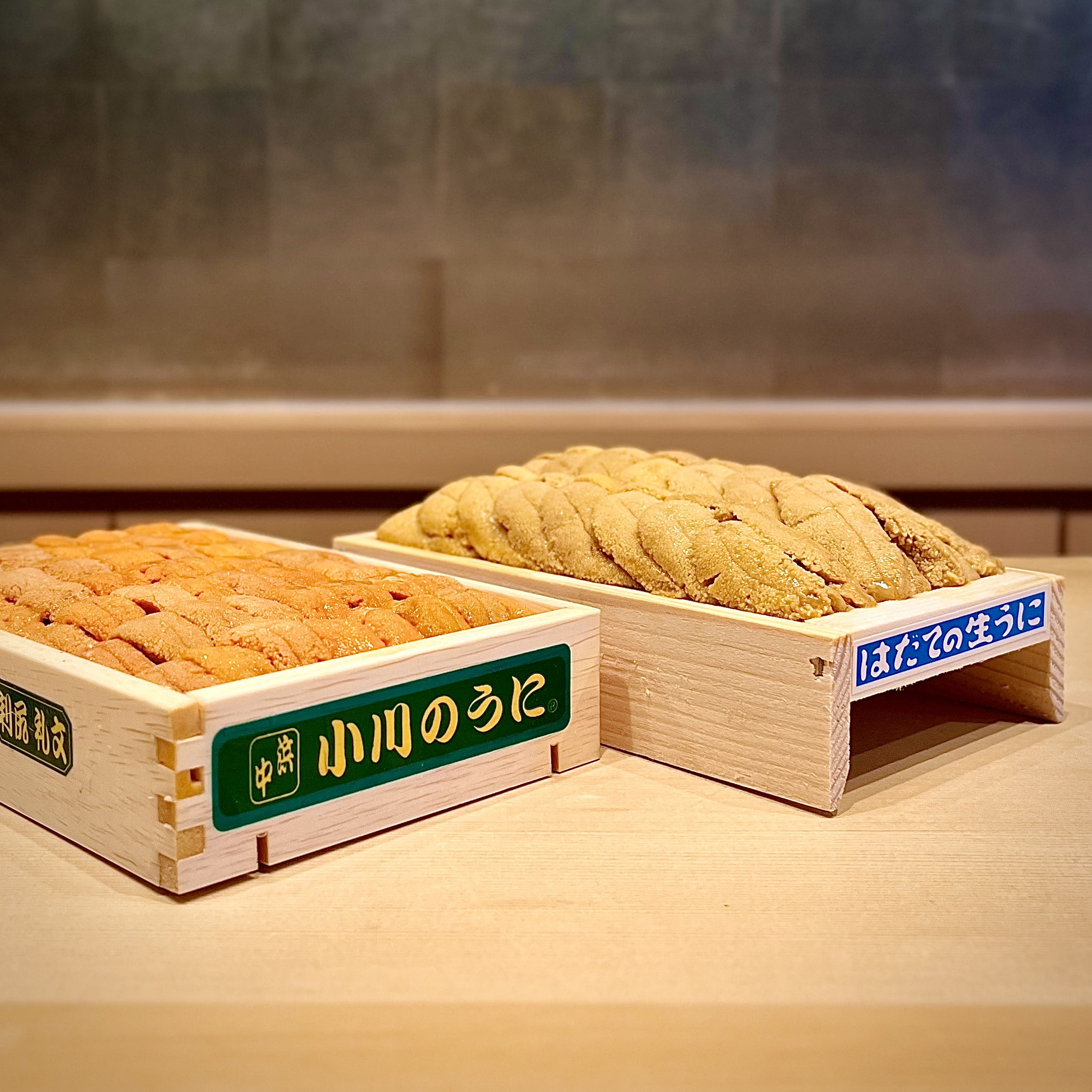 利尻の馬糞ウニと函館の紫ウニ。