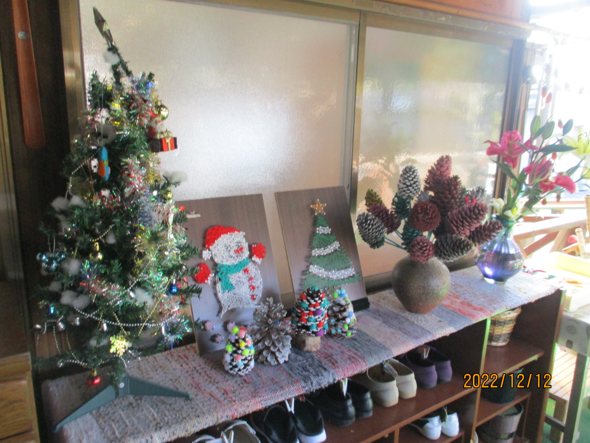 玄関にクリスマスの飾りつけ★