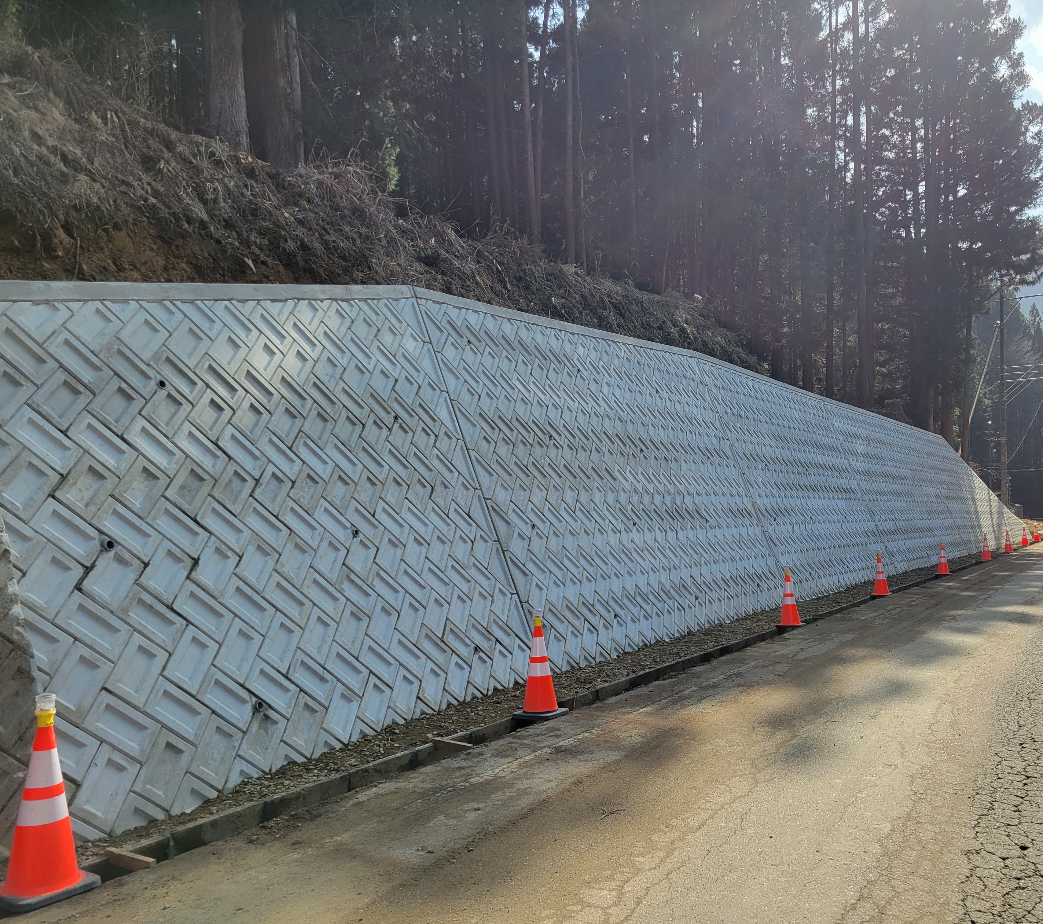 道路改良 ブロック積が完了しました。