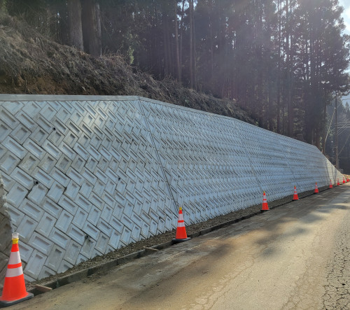 道路改良 ブロック積が完了しました。