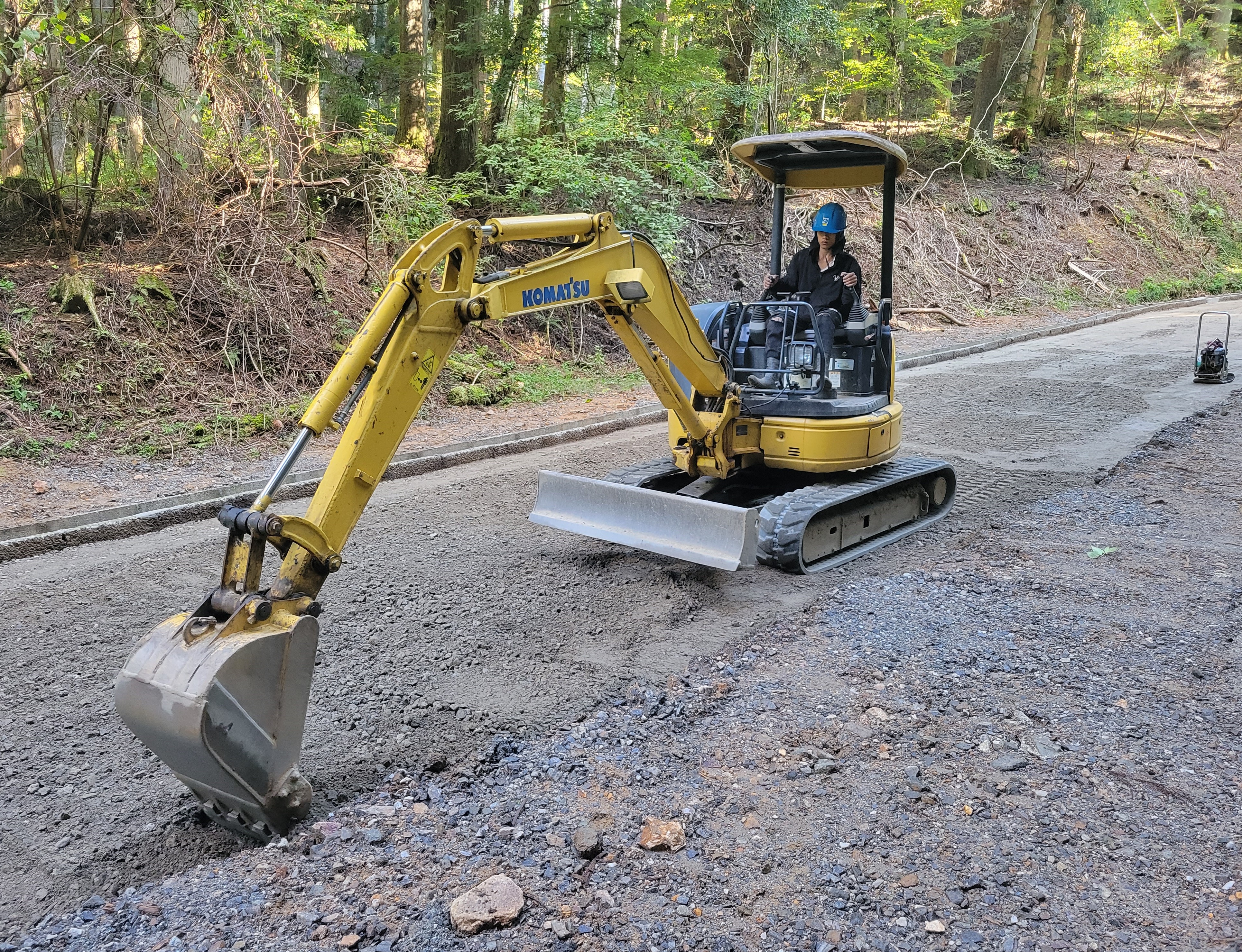 現場で敷均作業しています。