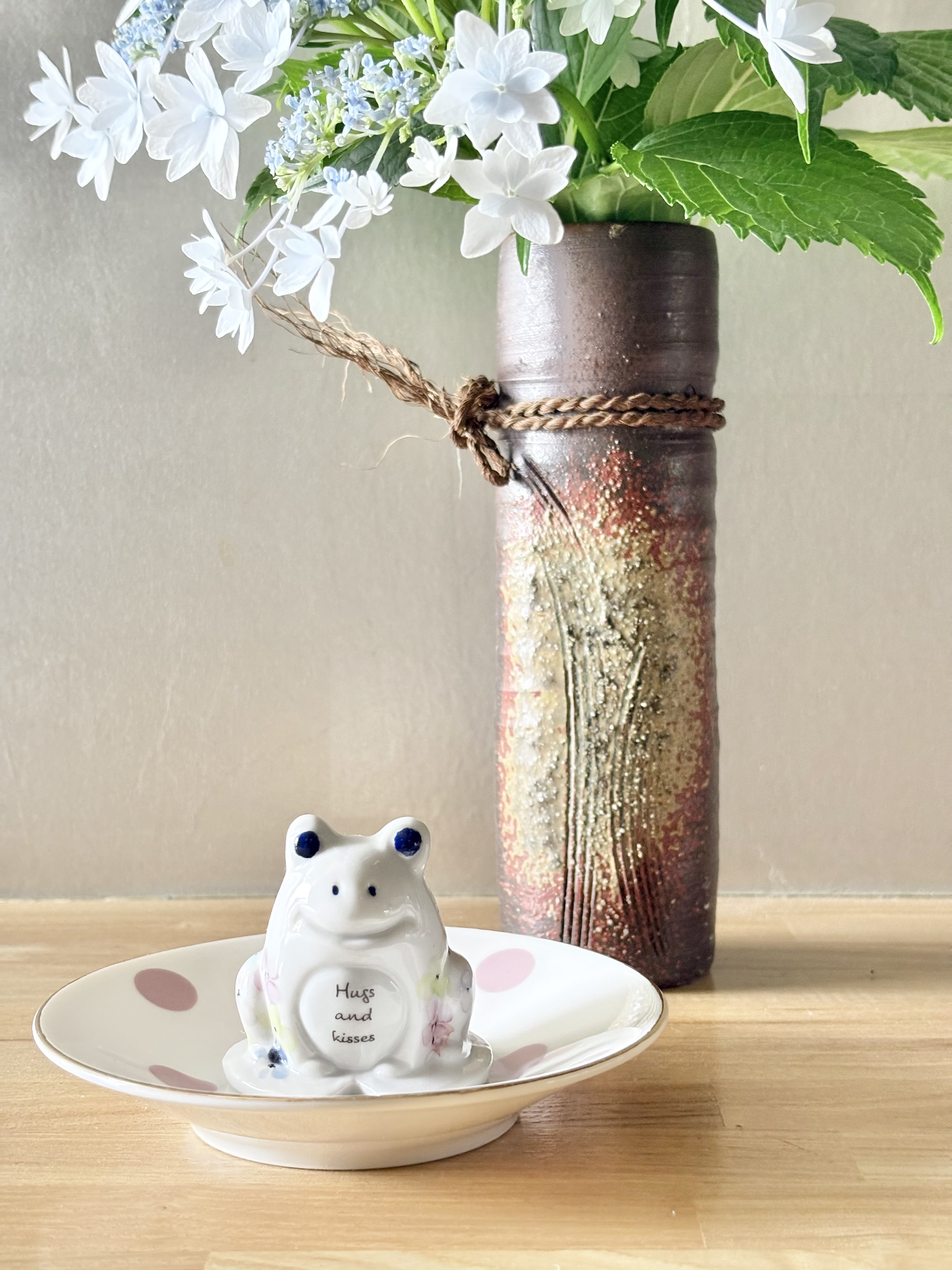 「紫陽花とカエルの王様」〜立体白磁だからこそ味わえる、極上の没頭時間〜