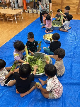 トウモロコシの皮むき (1).jpg