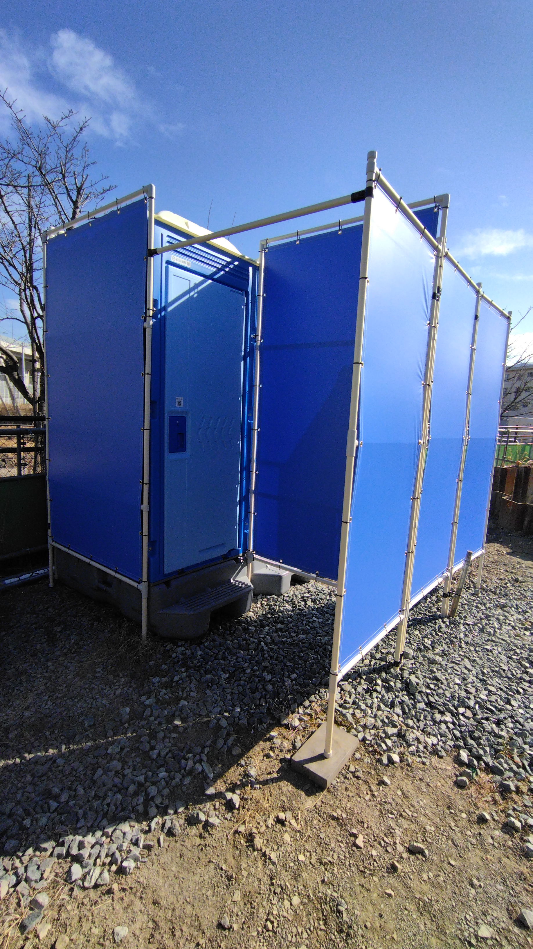 仮設トイレと目隠し