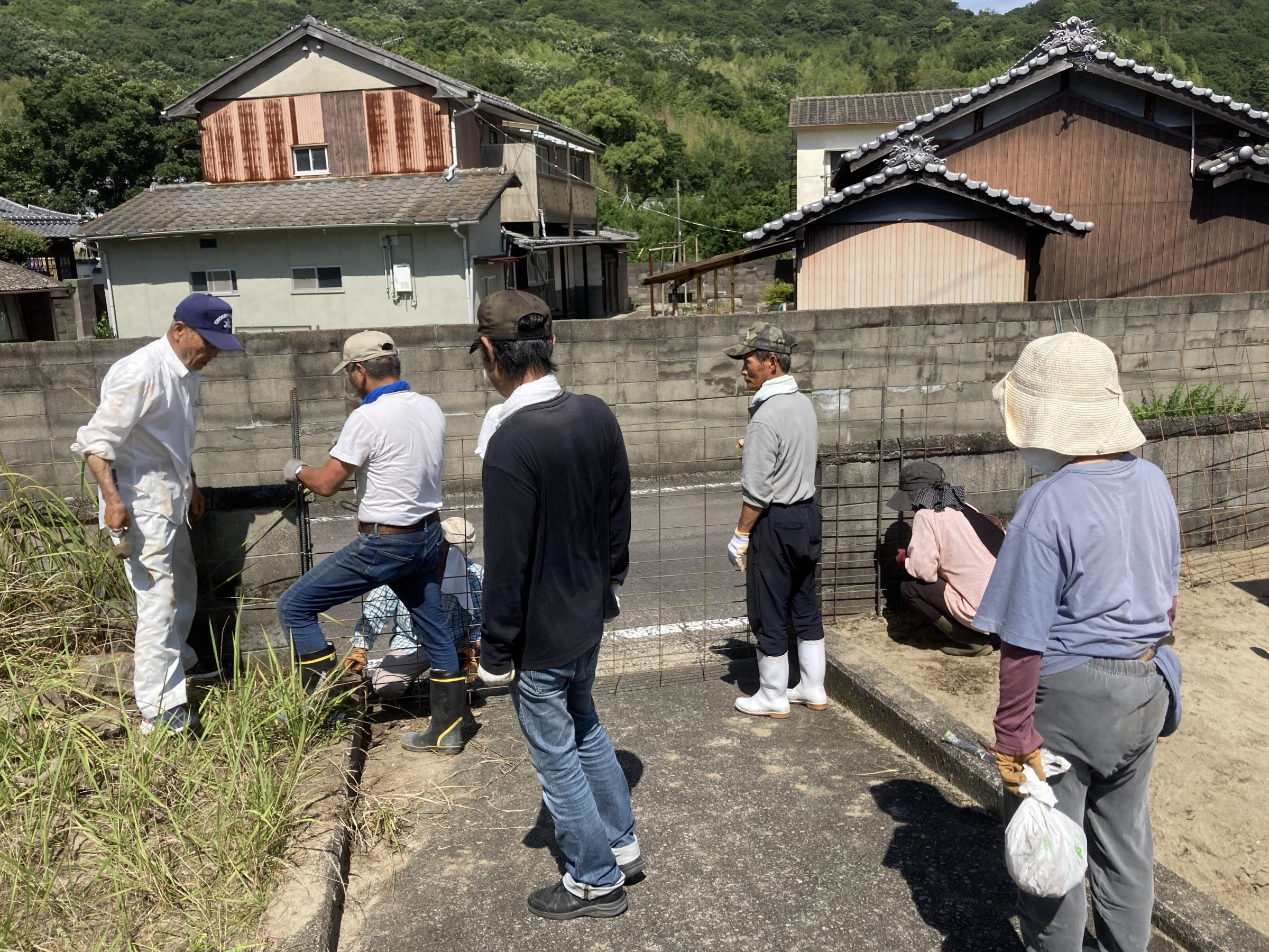 イノシシが泳いで島に上陸し大繁殖！お墓を守るために柵を設置