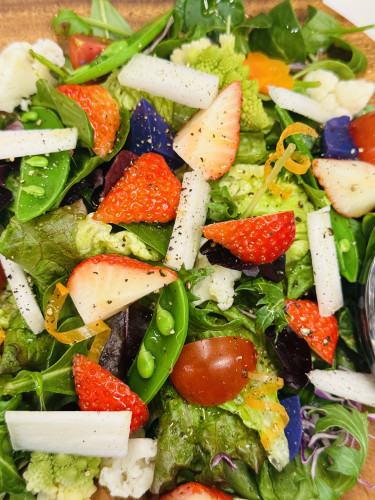 苺🍓とベビーリーフの春サラダ