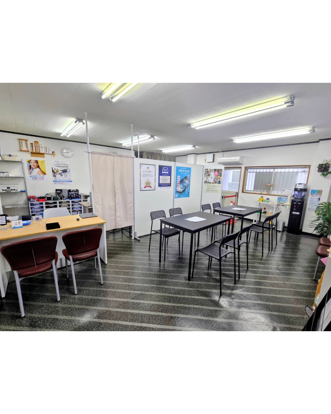 修理中も店舗待合室にてお待ちいただけます。　店舗横に専用駐車場もございます。