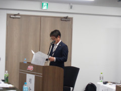 17：議案説明　鄭理事　DSC03426 - コピー.JPG