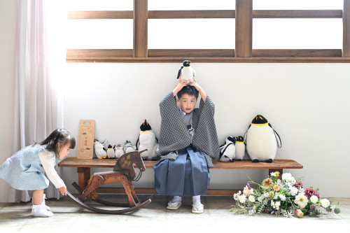 shichigosan_boy_sister_bench_stuffed_toy_penguin.jpg