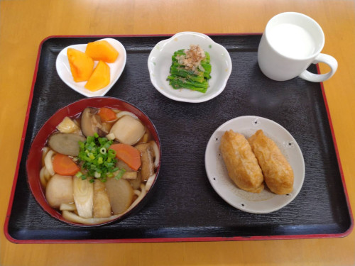 ある日の昼食です。果物があると季節が感じられていいですよね。今日は柿！