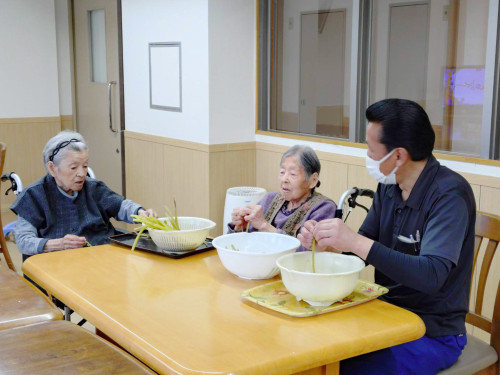 サポネットの畑で育った「ふき」。みなさんに皮むきを手伝ってもらって煮物を作りました。