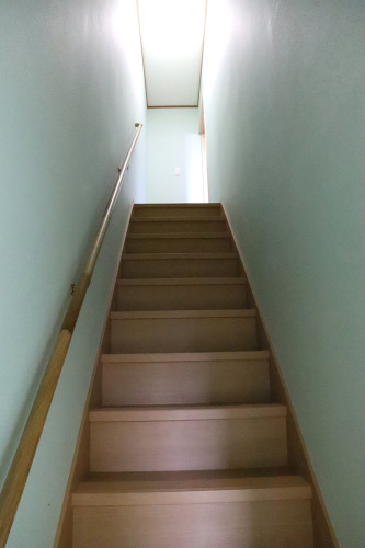 エズラお部屋階段.jpg