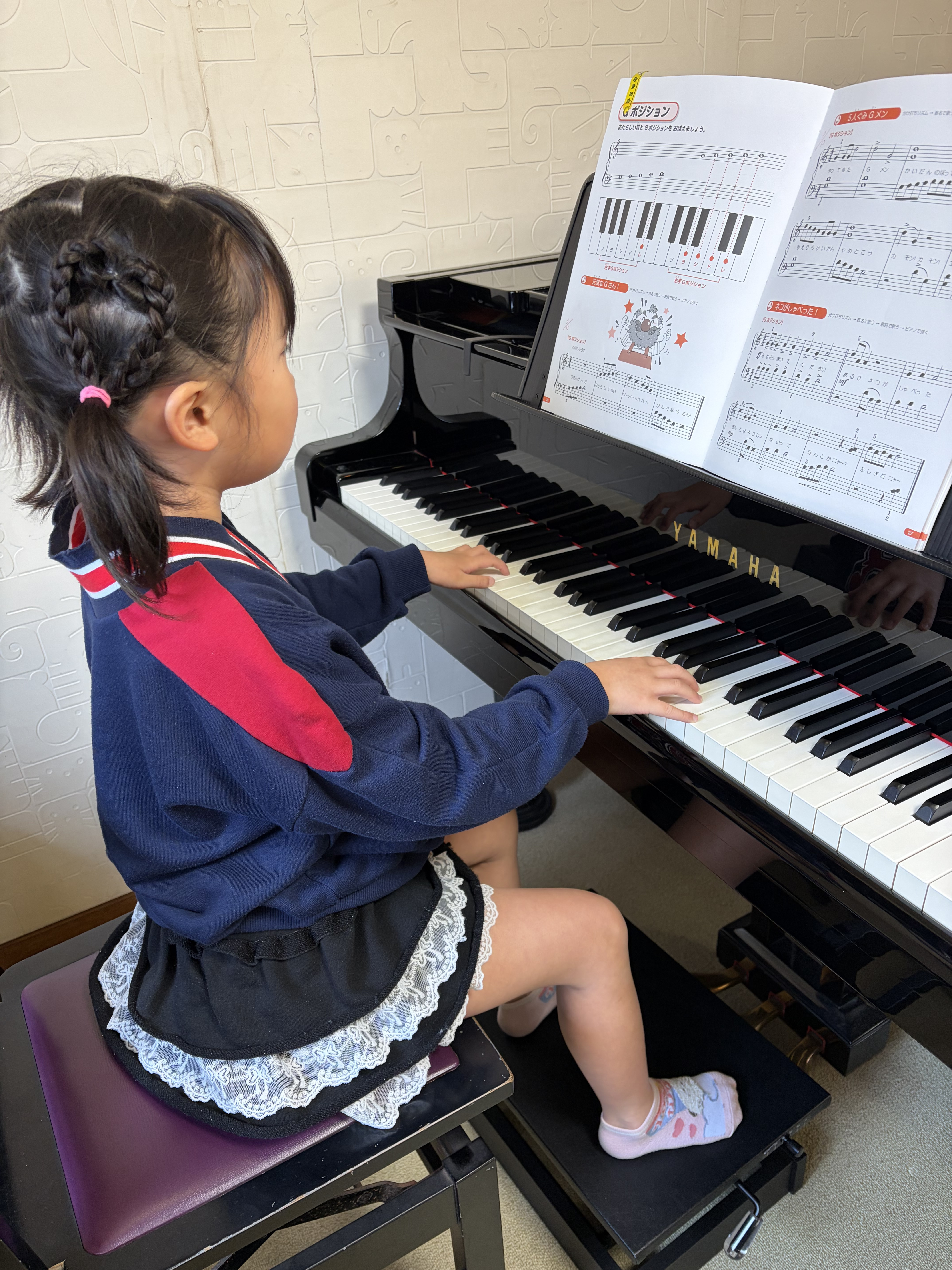 小さな生徒さんも楽にピアノが弾けます