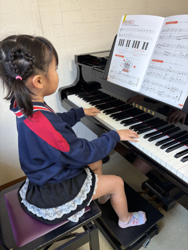 小さな生徒さんも楽にピアノが弾けます