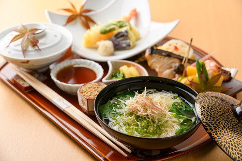お好きな西京焼きに煮麺・出汁巻・天ぷら・香の物・ご飯が付いた御膳。 ※にゅうめんはランチのみ